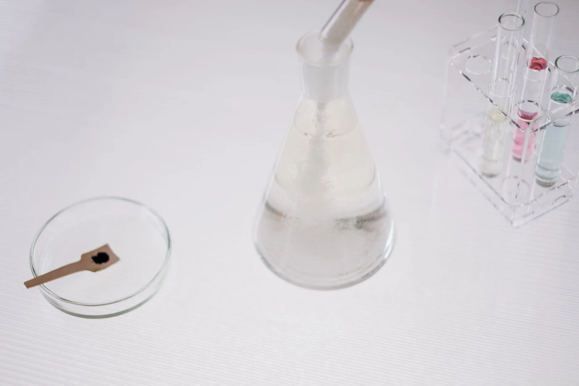 展架制作常用材料性能对比与海口户外应用建议