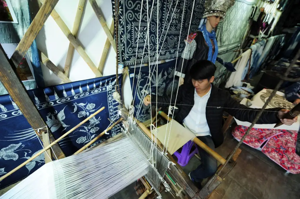 海口广告制作全流程解析：从喷绘写真到展架交付的标准化作业