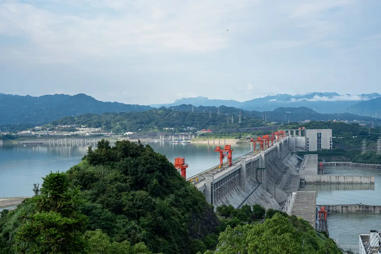 海口广告制作中喷绘与写真工艺区别及适用场景分析