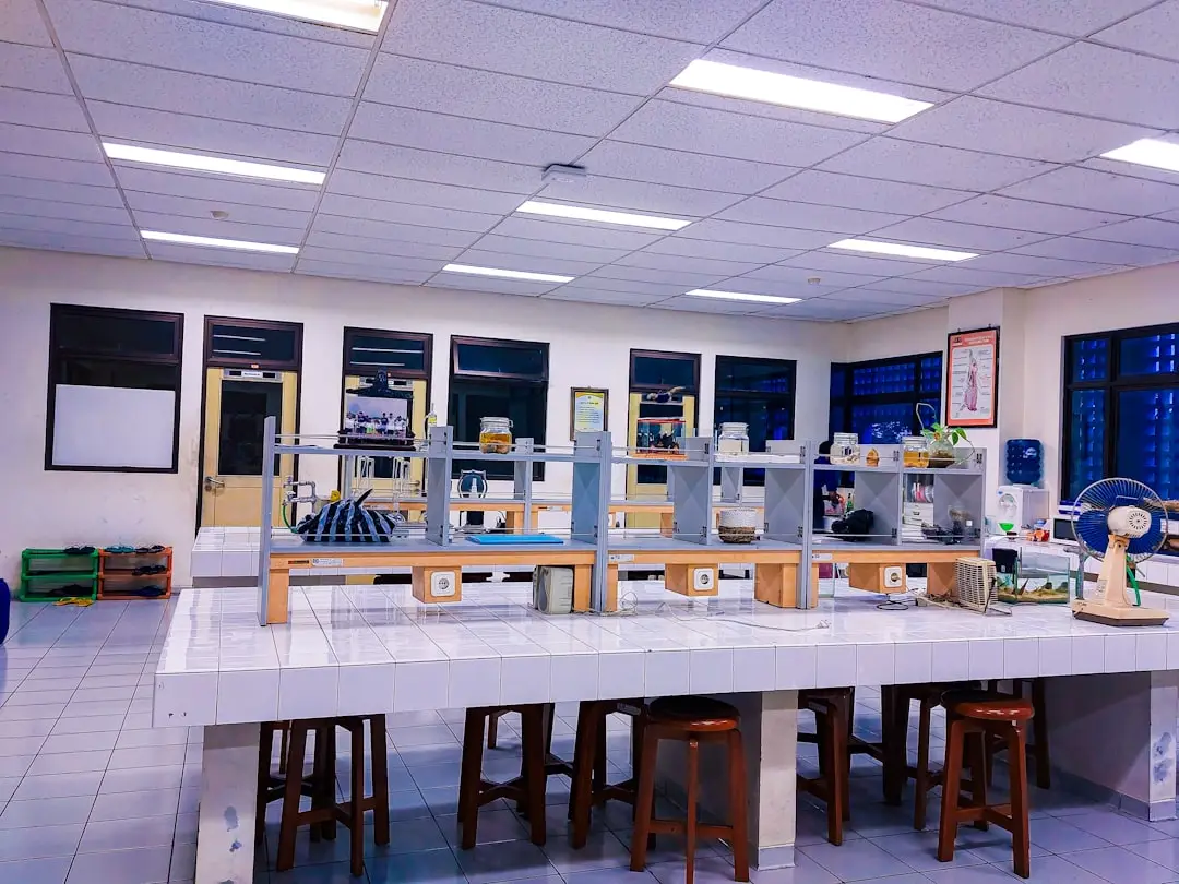 海口广告制作新趋势：喷绘写真与展架工艺升级解析