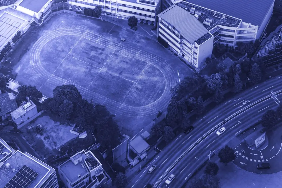 展架制作材料对比：铝合金与注塑件在海口广告场景的应用封面图